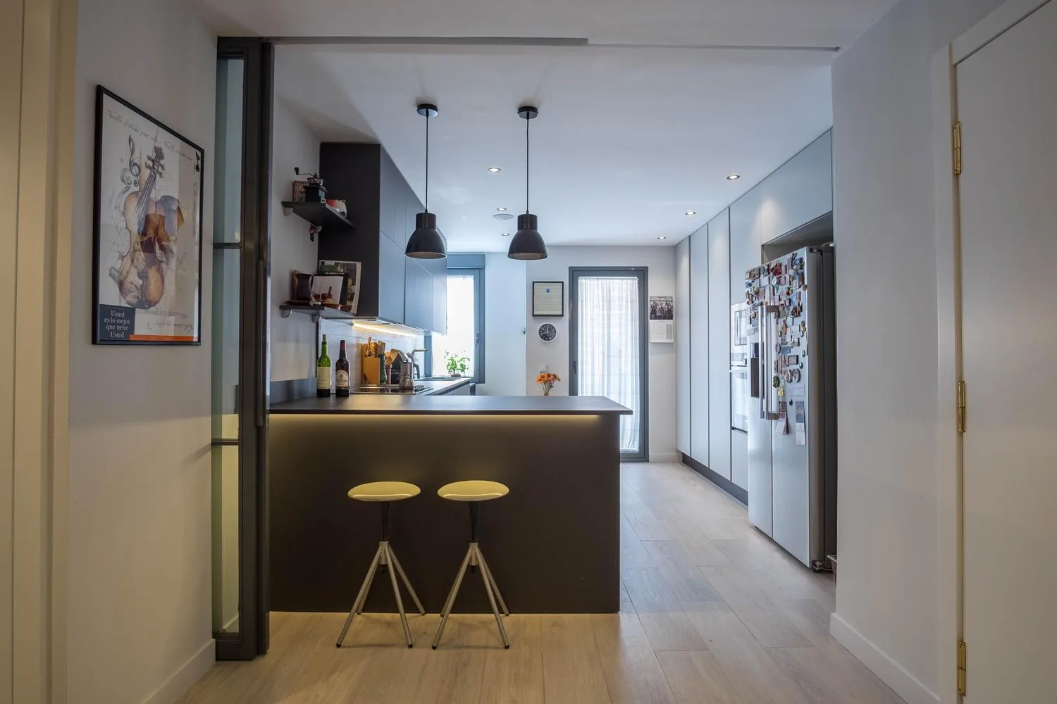 Cocina abierta con península que hace de barra, comunicada con el salón y con luz natural Cocina abierta con península que hace de barra, comunicada con el salón y con luz natural