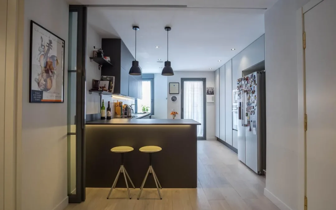 Cocina abierta de Casa Lola, con península que hace de barra y luz natural
