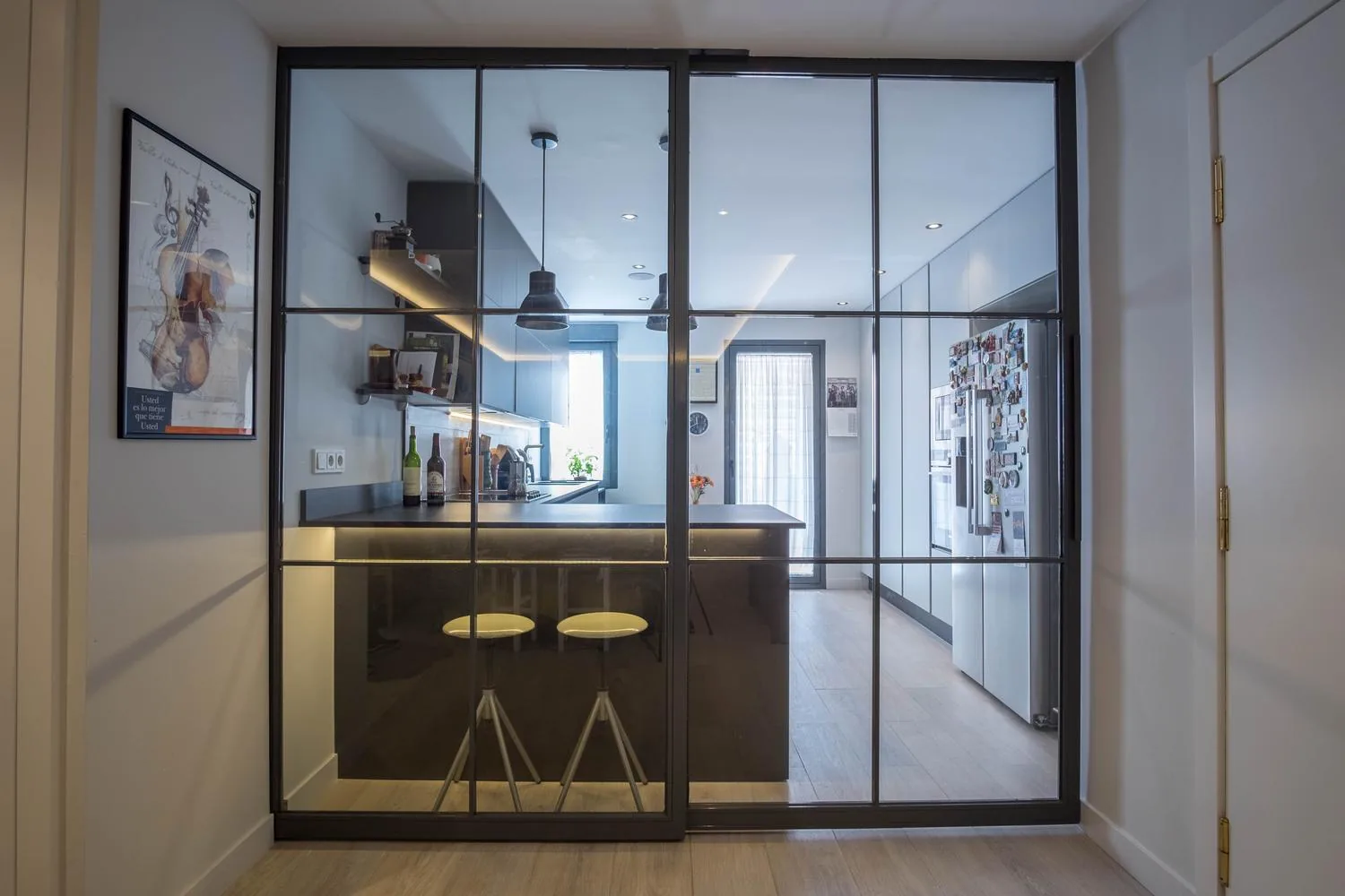 Reforma integral en obra: apertura de un hueco en un tabique para redistribuir la vivienda