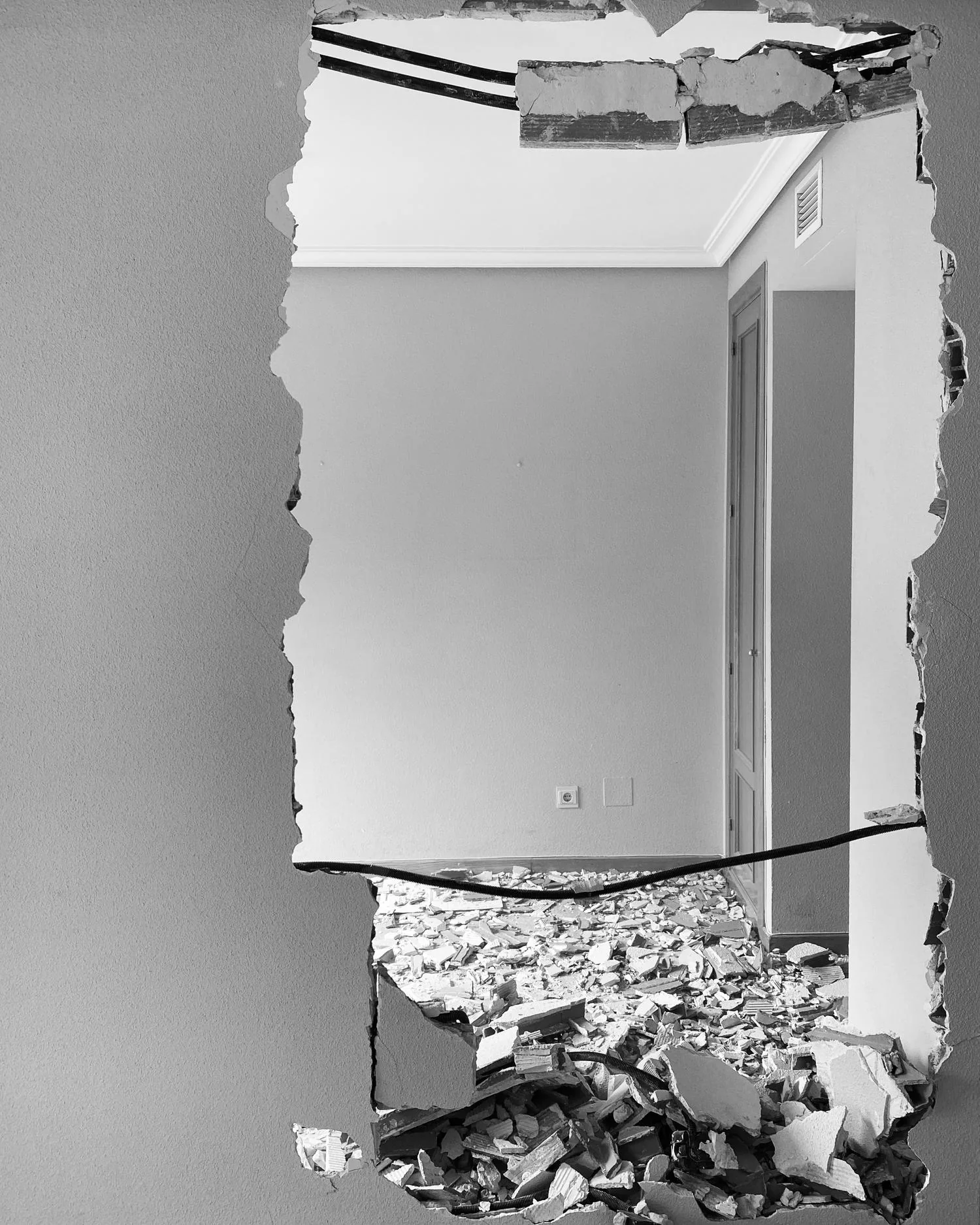 Reforma integral en obra: apertura de un hueco en un tabique para redistribuir la vivienda