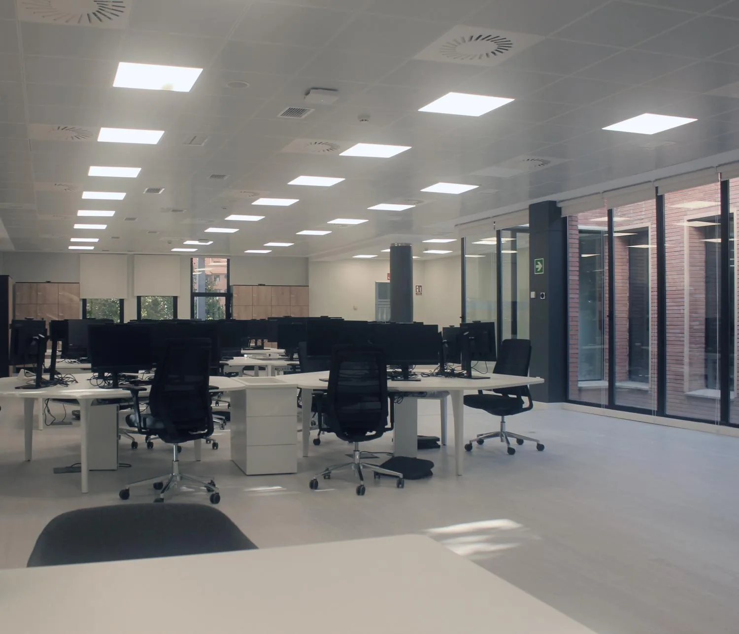 Reforma de oficinas de UFD Naturgy en Madrid: zona de trabajo con puestos operativos e iluminación uniforme