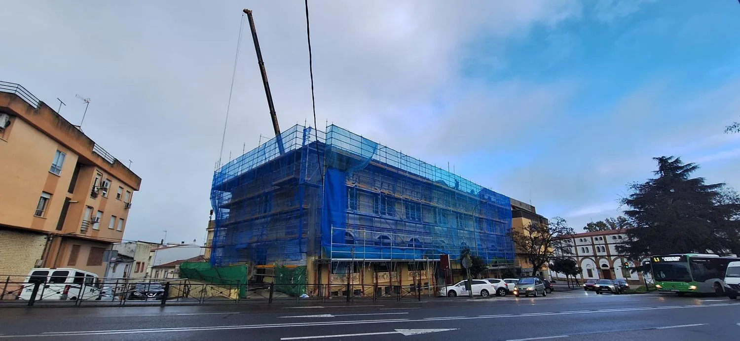 Rehabilitación de edificios en Cáceres: el edificio del centro de salud durante la obra, con andamios en la fachada