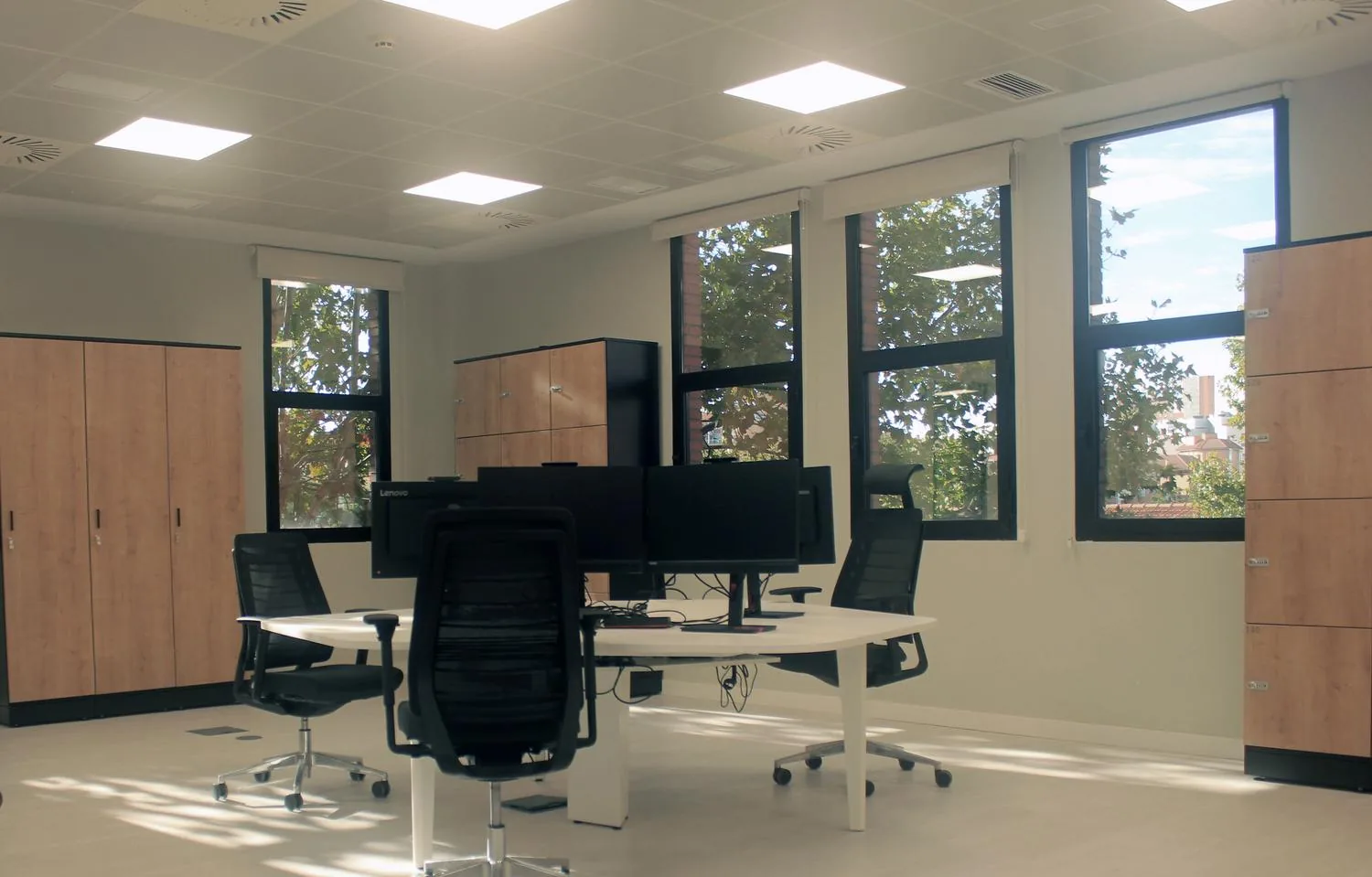 Oficina diáfana con puestos operativos y luz natural en UFD Naturgy